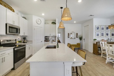 Better than new! CHARMING VILLA on a LAKE FRONT LOT in the - photo 15