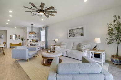 Better than new! CHARMING VILLA on a LAKE FRONT LOT in the - photo 24