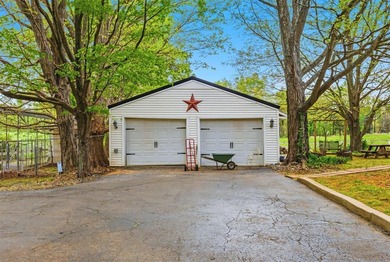 Charming plantation style home situated on over an acre of land - photo 27