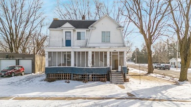 INVESTOR OPPORTUNITY - Huge up/down duplex with upper unit - photo 1