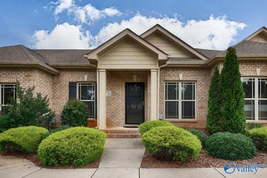 Low maintenance living in an active community! Single level - photo 1