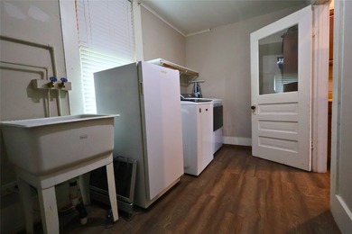 Charming Downtown Alba Home with Historic Character & Modern - photo 8
