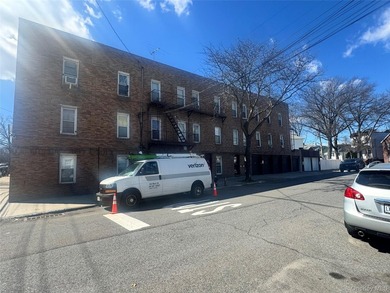 Exceptional investment opportunity in the heart of Pelham Bay! - photo 3