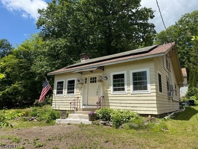 Great Cottage-Style home on large, beautiful, property. Perfect - photo 1