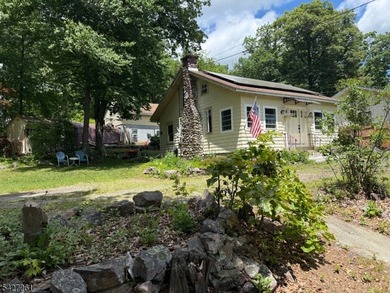 Great Cottage-Style home on large, beautiful, property. Perfect - photo 2