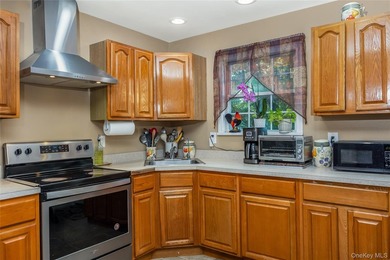 Welcome to this beautifully maintained 6-bedroom, 2-bath - photo 9