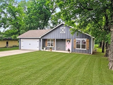 This delightful 3-bedroom, 2-bathroom home is nestled in a quiet - photo 1