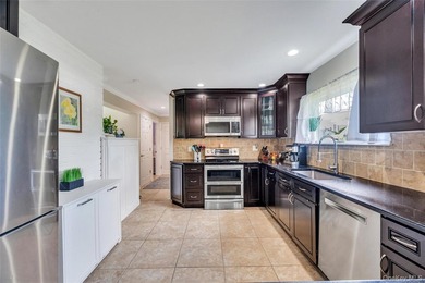 Welcome to this charming and spacious 4-bedroom, 2-bathroom - photo 6