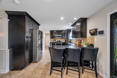 Welcome to this charming and spacious 4-bedroom, 2-bathroom - photo 7