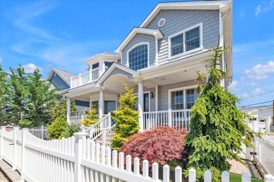 Welcome to this beautiful beachside Colonial located in the - photo 2