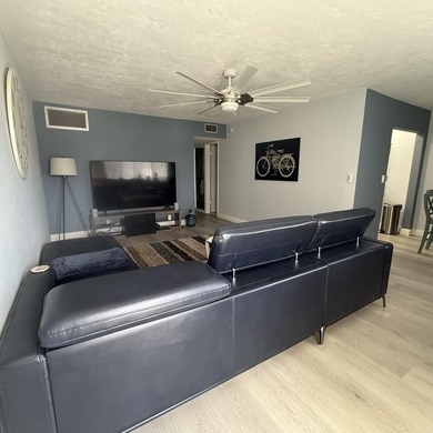 Come and see this beautiful remodeled 2 bedroom, 1 bath condo - photo 2