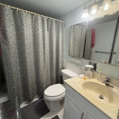 Come and see this beautiful remodeled 2 bedroom, 1 bath condo - photo 3