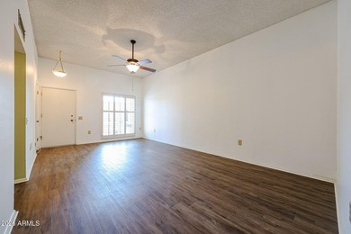 LOCATION, LOCATION, LOCATION! Beautiful, move-in-ready and - photo 11