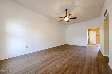 LOCATION, LOCATION, LOCATION! Beautiful, move-in-ready and - photo 12
