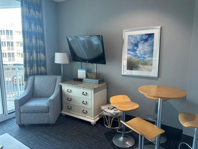 Wake up to the ocean in this beautiful well maintained 1BR/1BA