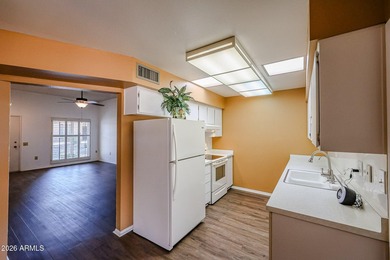 LOCATION, LOCATION, LOCATION! Beautiful, move-in-ready and - photo 13