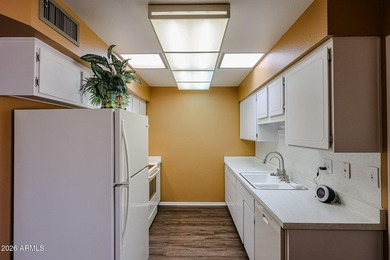 LOCATION, LOCATION, LOCATION! Beautiful, move-in-ready and - photo 14