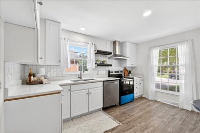Beautifully updated 3-bedroom, 2-bath ranch offering over 2,000 - photo 18