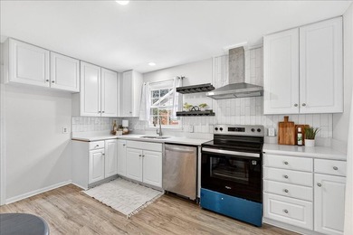 Beautifully updated 3-bedroom, 2-bath ranch offering over 2,000 - photo 19
