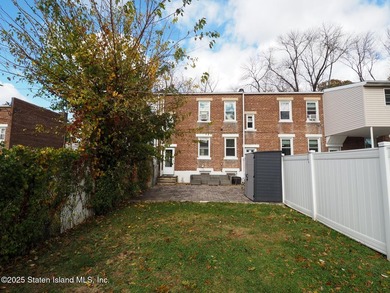 Welcome to this charming and meticulously maintained townhouse - photo 19