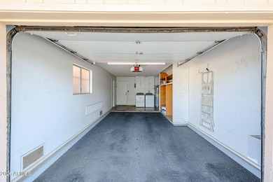 LOCATION, LOCATION, LOCATION! Beautiful, move-in-ready and - photo 31