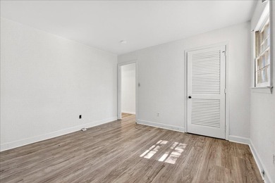 Beautifully updated 3-bedroom, 2-bath ranch offering over 2,000 - photo 44
