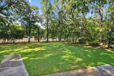Beautifully updated 3-bedroom, 2-bath ranch offering over 2,000 - photo 49