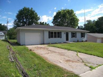 Immediate possession available with this refreshed 3 bedroom one - photo 3