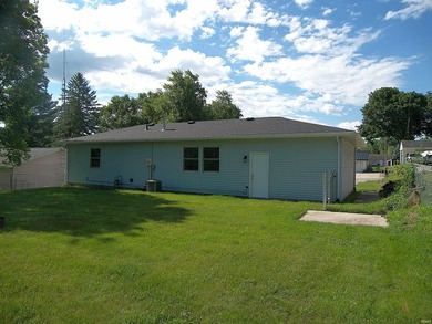 Immediate possession available with this refreshed 3 bedroom one - photo 4