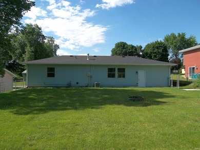 Immediate possession available with this refreshed 3 bedroom one - photo 5