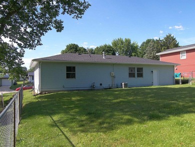 Immediate possession available with this refreshed 3 bedroom one - photo 6