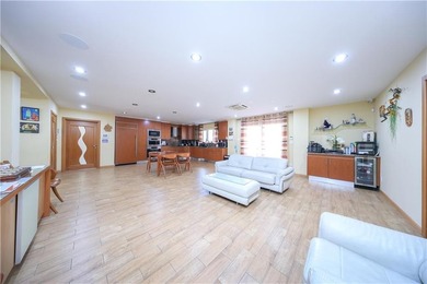 Luxury AND elegance Two-Family Home with Elevator, Rooftop, and - photo 12