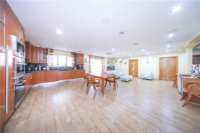 Luxury AND elegance Two-Family Home with Elevator, Rooftop, and - photo 14
