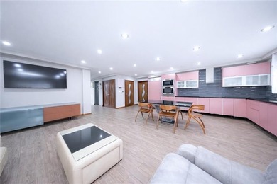 Luxury AND elegance Two-Family Home with Elevator, Rooftop, and - photo 15