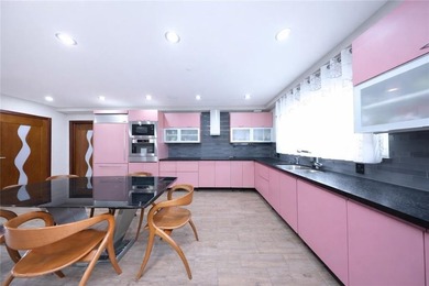 Luxury AND elegance Two-Family Home with Elevator, Rooftop, and - photo 16