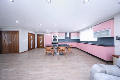 Luxury AND elegance Two-Family Home with Elevator, Rooftop, and - photo 18
