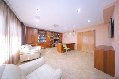 Luxury AND elegance Two-Family Home with Elevator, Rooftop, and - photo 20