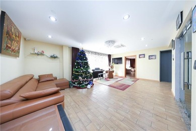 Luxury AND elegance Two-Family Home with Elevator, Rooftop, and - photo 21