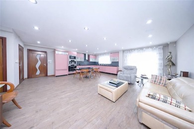 Luxury AND elegance Two-Family Home with Elevator, Rooftop, and - photo 23
