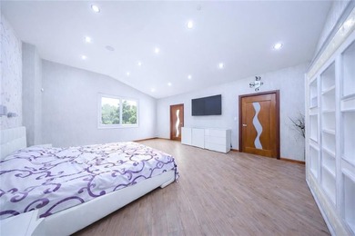 Luxury AND elegance Two-Family Home with Elevator, Rooftop, and - photo 24