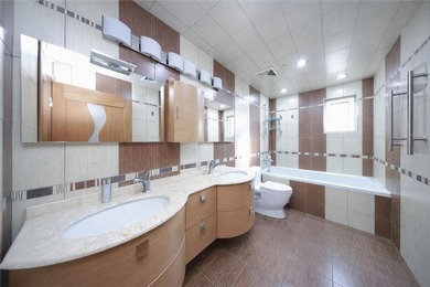 Luxury AND elegance Two-Family Home with Elevator, Rooftop, and - photo 31
