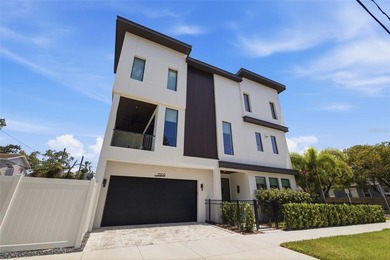 Luxury urban living at its finest. Just three blocks from - photo 4