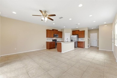 Immediate move in!! FRESH PAINT & NEW FLOORS, GREAT LOCATION IN - photo 3