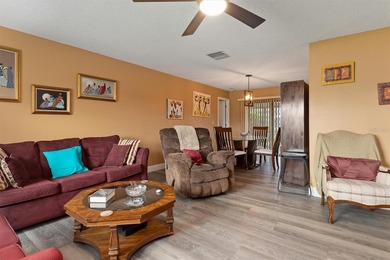 Beautifully updated 2 bedroom, 2 bath, 2 car garage home with - photo 4