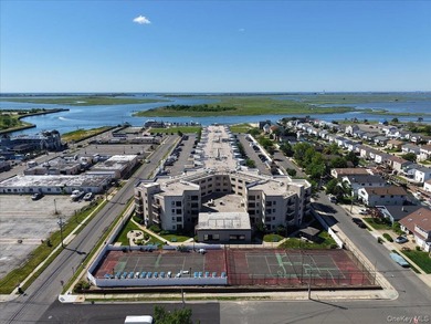 Welcome to waterfront living at its finest! This beautifully - photo 36