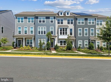 Welcome to Potomac Shores! Built in 2022, this beautifully - photo 1
