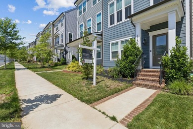 Welcome to Potomac Shores! Built in 2022, this beautifully - photo 3