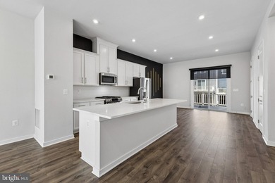 Welcome to Potomac Shores! Built in 2022, this beautifully - photo 10