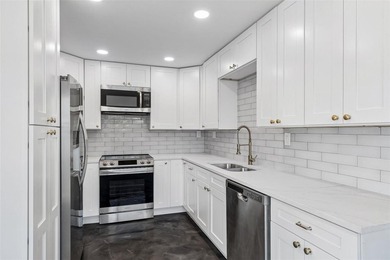 Fully renovated St. Petersburg property offering a 3-bedroom - photo 3