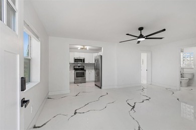 Fully renovated St. Petersburg property offering a 3-bedroom - photo 4
